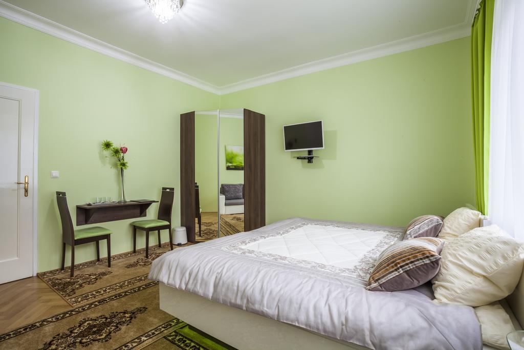 Luxury Air-Conditioned Rooms In Old Town Братислава Экстерьер фото