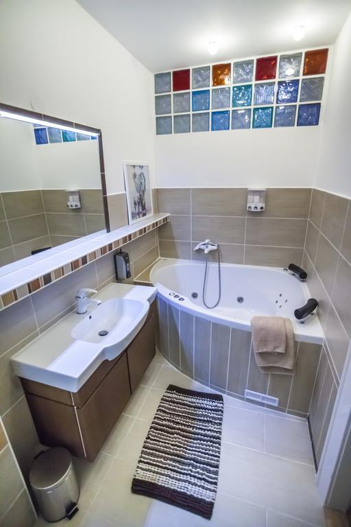 Luxury Air-Conditioned Rooms In Old Town Братислава Экстерьер фото